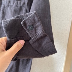 ダークグレー 長袖シャツ ボタン付き　130cm 無印良品の子供服の画像