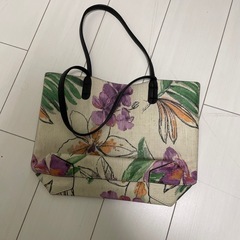 花柄のバッグの画像