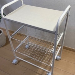 ニトリ　ワゴンバリオ　キッチンワゴン　キッチンラック　ホワイト　ベージュ　キッチン収納　コスメ　ネイル　化粧品　バスルーム　洗面所　クローゼット収納　きゃすたーむきキャスター付きの画像
