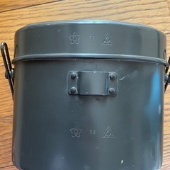 キャンプ用品飯盒と鍋の画像