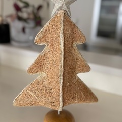 卓上クリスマスツリーとテーブルランナーの画像