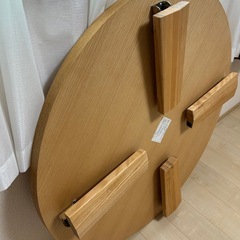 円形テーブルの画像