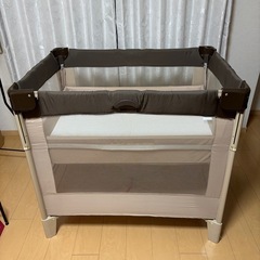 ベビーベッド アップリカ 折りたたみ持ち運び可能の画像