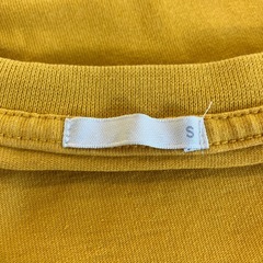 M2510-324 GU 胸ポケット Tシャツ Sサイズ マスタード色 中古美品の画像