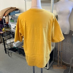 M2510-324 GU 胸ポケット Tシャツ Sサイズ マスタード色 中古美品の画像