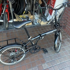 20インチ　外装6段変速　カゴ　キャリア付き折り畳み自転車　ブラックの画像