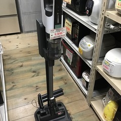 Panasonic     サイクロン式コードレススティッククリーナー　掃除機 2019年製　中古品の画像