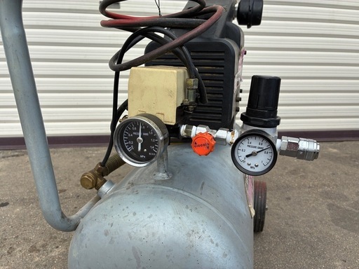 エアーコンプレッサー　25L タンク　AC100V