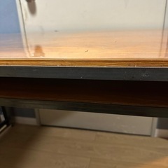 木製ダイニングテーブルの画像