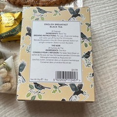 紅茶とお菓子のセットの画像