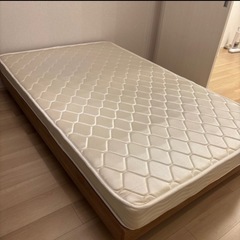 セミダブルベッドフレーム、マットレスの画像