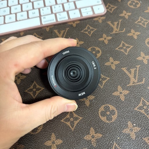 18/6.3、パンフォーカスレンズ、金属素材。 レトロな大作を撮影する。