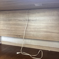 美品✨コンセント付きテーブル／コード穴ありで便利の画像