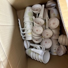 お盆､食器プラスティックまとめての画像