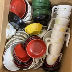 お盆､食器プラスティックまとめての画像