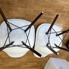 モデルルーム展示品レザー張りチェア2脚の画像