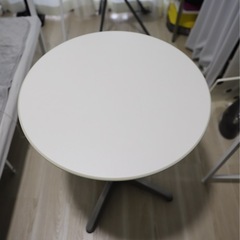 カフェテーブルの画像