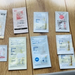 オムツストッカーと試供品いろいろの画像