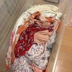 大量のハワイアン古着、靴、かばんかばんの画像