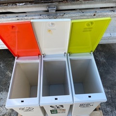 中古　ゴミ箱　3つまとめて　キャスター付きの画像