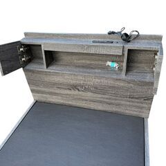 モダンデザイン ベッドフレーム シングル 棚付き キャビネット 平置き コンセント LEDライトの画像