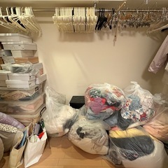 大量のハワイアン古着、靴、かばんかばんの画像