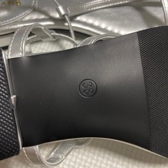 Tナローゴムストラップサンダル　シルバーの画像