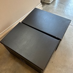 金属フレームの丈夫なボックス。いくつかあります。の画像