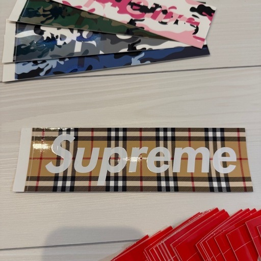 supreme box logo ステッカー　80枚以上　バーバリー　スマーフ