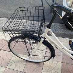 ママチャリ　白　ギアなし　カゴ付き自転車　26インチの画像