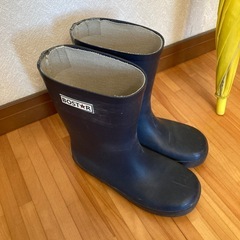 こども用の傘と長靴の画像