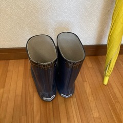 こども用の傘と長靴の画像