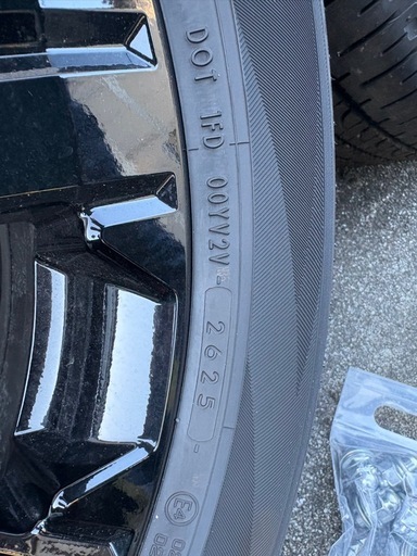 ほぼ新品　納車前取り外し　デリカＤ５ シャモニー 純正タイヤ、ホイール、純正ナット付き ４本セット