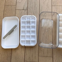 製氷器　氷作る容器の画像