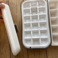 製氷器　氷作る容器の画像