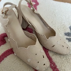 アイボリー スリングバックパンプス 22.5cmの画像