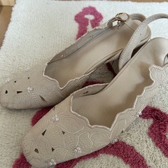 アイボリー スリングバックパンプス 22.5cmの画像