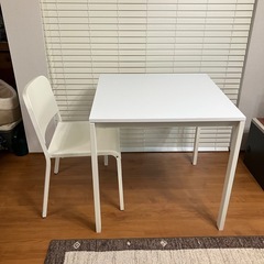 テーブル椅子セットの画像