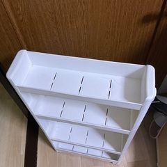 薄いプラスチック製の棚　の画像