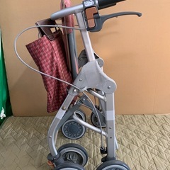 シニアカー・歩行器・カゴ収納付き・折りたたみ式・持ち手部分調整可能 ※商品の状態やサイズ等は現物にてご確認ください。の画像