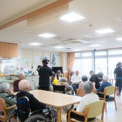 介護職／年間休日123日以上！賞与4ヶ月分！家族手当などの豊富な手当！の画像