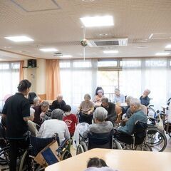 介護職／年間休日123日以上！賞与4ヶ月分！家族手当などの豊富な手当！の画像