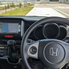 ホンダN-BOX  人気の白　両側スライドドアでファミリーに最適！車内は広く運転席も高いので見通しがよく運転がしやすいです。大阪近辺であればお手渡しが可能。の画像