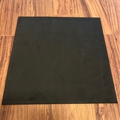 30cmキューブ水槽1つと下に敷く水槽マットの画像