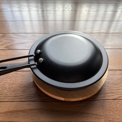 鋳鉄製フライパン(スキレット)、蓋と専用トレーの画像