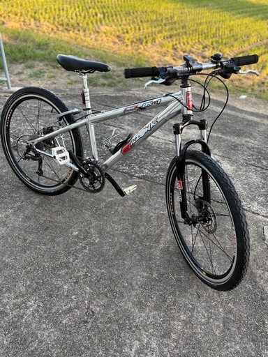 AZONICブランドのオールアルミ製の本格的な軽量MTBです。(26㌅)配達可能 AZONICブランドのオールアルミ製の本格的な軽量MTBです。(26㌅)配達可能