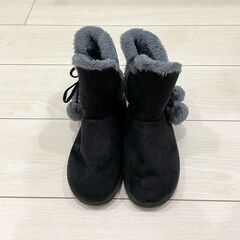 可愛いリボンとポンポンのショートブーツ（キッズ、子供）の画像