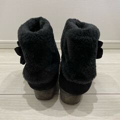 可愛いリボンとビジューのショートブーツの画像