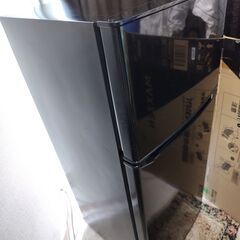 世田谷区近辺配送可能　2020年製　Haier ハイアール 冷蔵庫 130L 2ドア 右開き JR-N130A ブラック  一人暮らし　高さ110㎝　コンパクト　耐熱性能天板　スリムボディの画像