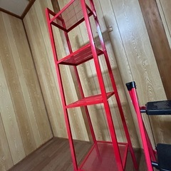 IKEAの赤色シェルフ、たな棚の画像